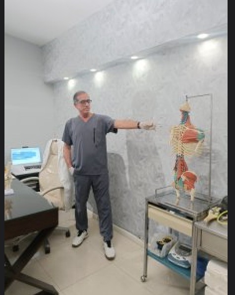 Dr. Hernán Flores