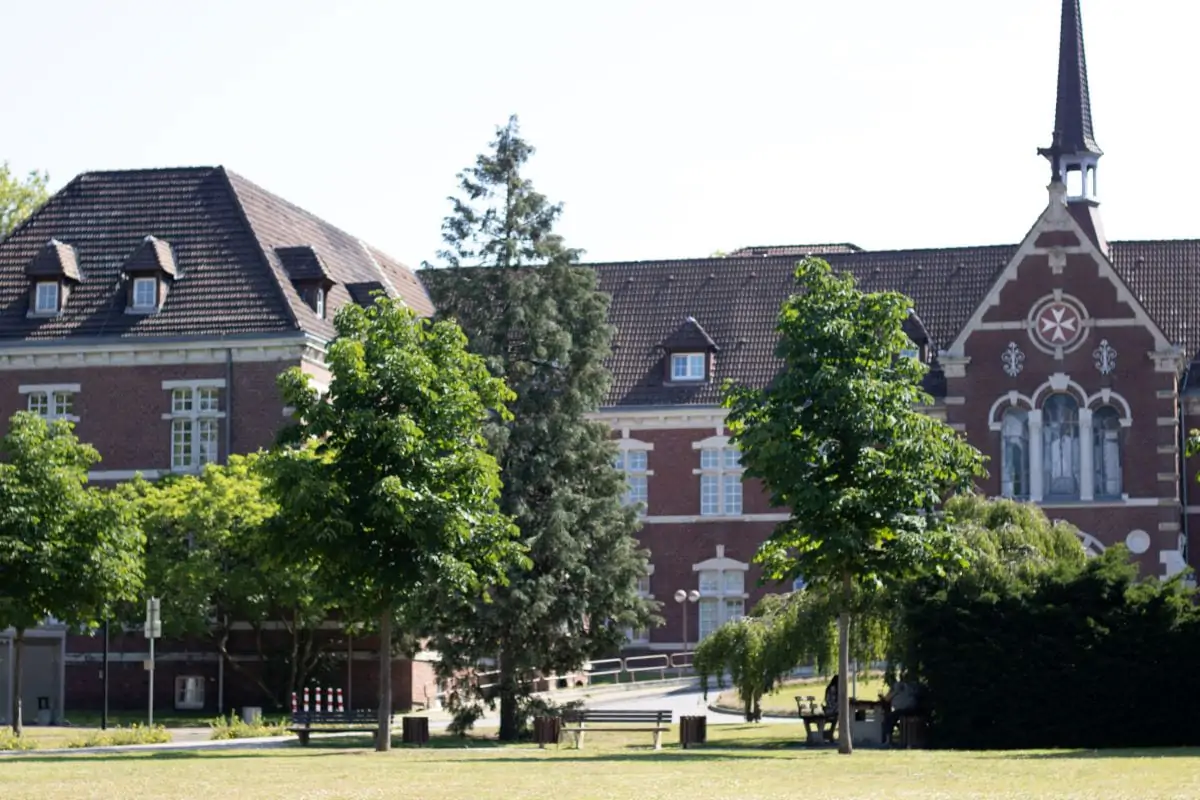 Nordrhein-Westfalen Clinic Complex - Image 1