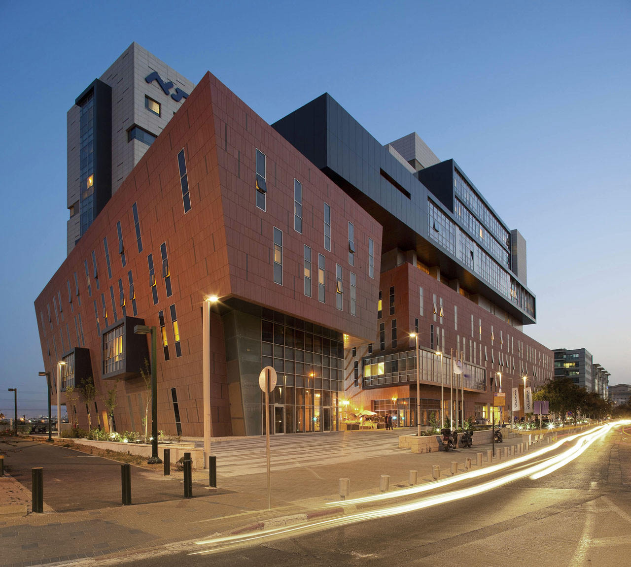 Assuta Ramat HaHayal Hospital - Image 1