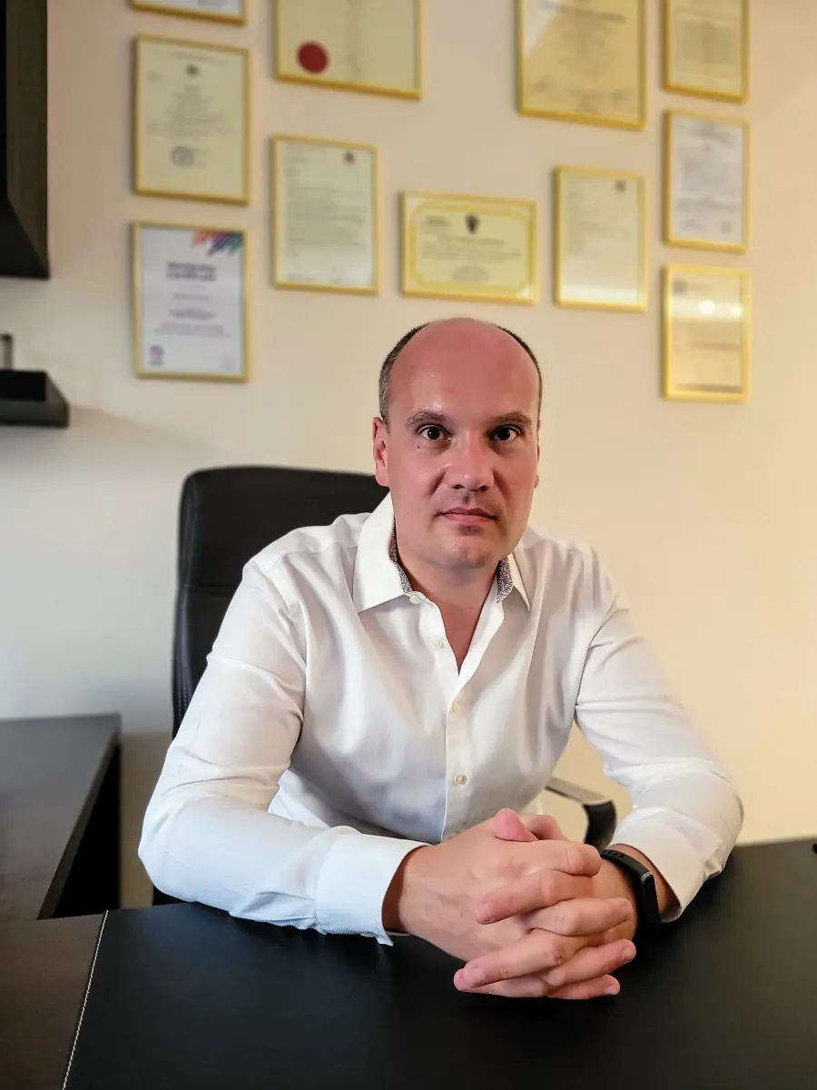 Dr Nikolaos I Dervenis MD, MSc, PhD, FEBO - Consultant Ophthalmic Surgeon - Image 1